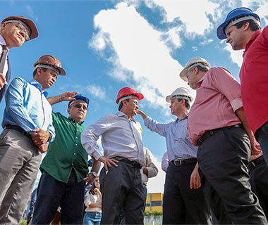 Em visita à maternidade, governador diz que obra será entregue em 2021