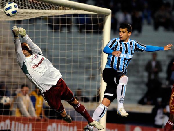 Grêmio vira sobre o Flu e encerra série de cinco jogos sem vitória