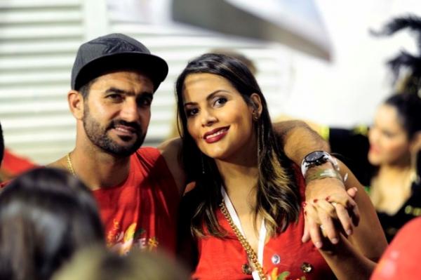 Danilo ao lado da esposa no Samb&oacute;dromo do Anhembi.(Imagem:Marcos Ribolli)