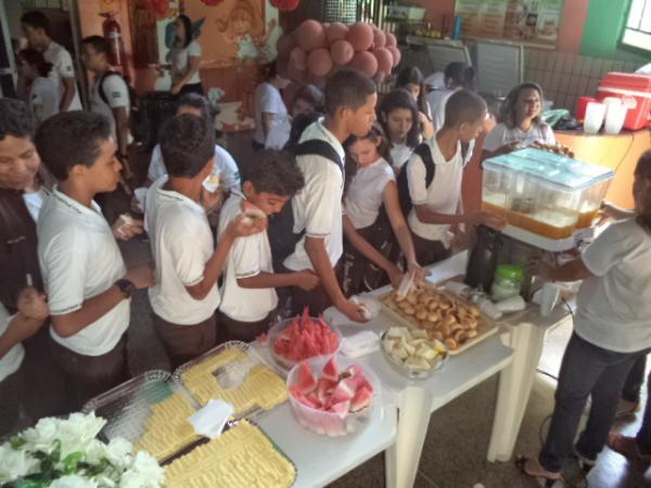 Alunos promovem abraço simbólico pelo aniversário da Escola Pequeno Príncipe.(Imagem:FlorianoNews)