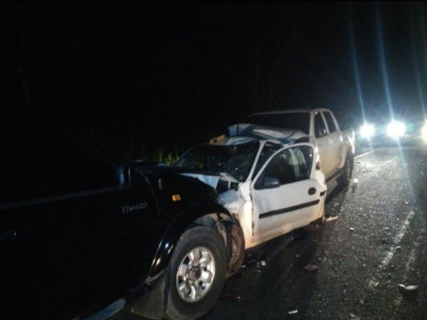 Colisão entre três carros deixa uma pessoa gravemente ferida na PI-112