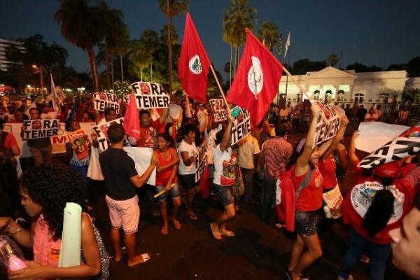 Em dia hist&oacute;rico, emo&ccedil;&atilde;o e protestos marcam passagem da tocha.(Imagem:Cidadeverde.com)