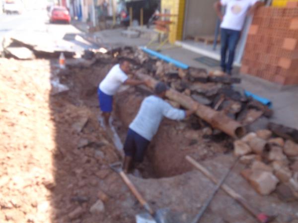 Bairros de Floriano ficam sem água após rompimento de tubulação
