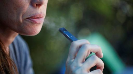 Câmara aprova projeto de lei que proíbe uso de cigarros eletrônicos em espaços fechados