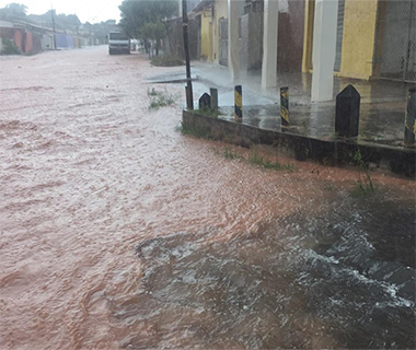 Chuva forte alaga ruas e avenidas de Teresina