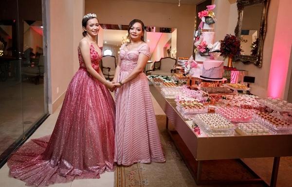  D&eacute;bora e sua m&atilde;e durante festa de 15 anos em Teresina.(Imagem:Reprodu&ccedil;&atilde;o/ Fel&iacute;cia Ara&uacute;jo )