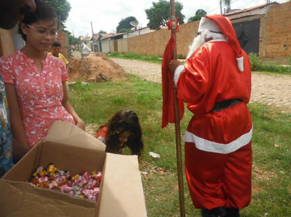 Papai Noel promoveu manh&atilde; de alegria com distribui&ccedil;&atilde;o de bombons em Floriano.(Imagem:FlorianoNews)