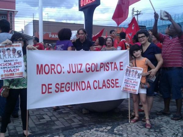 Manifestantes fazem ato em Teresina contra impeachment de Dilma