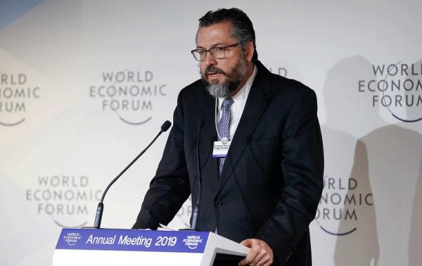 Ernesto Araújo rebate Maia e afirma ter orgulho de trabalhar com os EUA