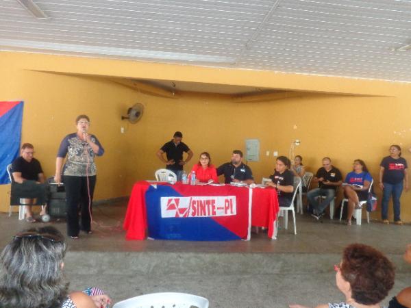 Em assembleia, educa&ccedil;&atilde;o recusa parcelamento de reajuste do piso e deflagra greve.(Imagem:FlorianoNews)