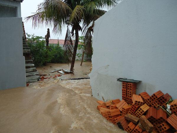  Igreja Central da Congrega&ccedil;&atilde;o Crist&atilde; no Brasil teve o muro caregado pela chuva (Imagem:Reda&ccedil;&atilde;o)