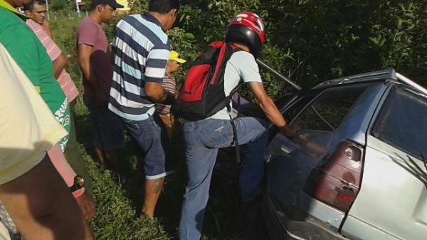 Colisão entre carro e caminhão deixa três pessoas feridas na BR-343