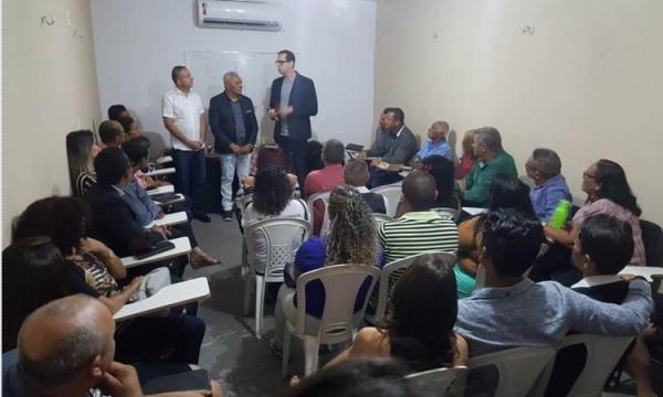 Valter Alencar busca apoio de líderes religiosos em igreja