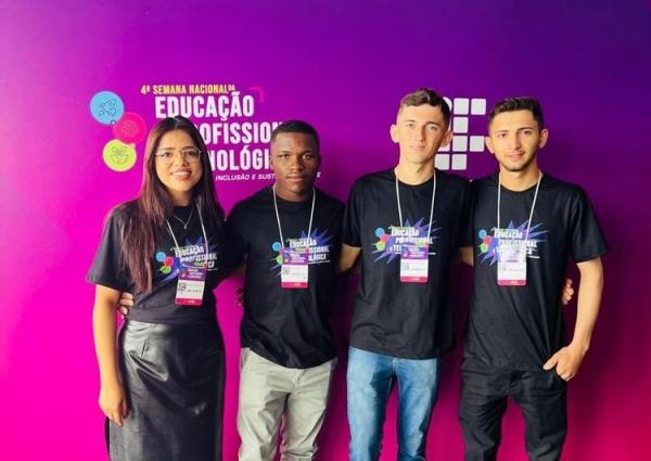 Estudantes da rede estadual apresentam o projeto "Aerogerador do Sertão" em evento nacional