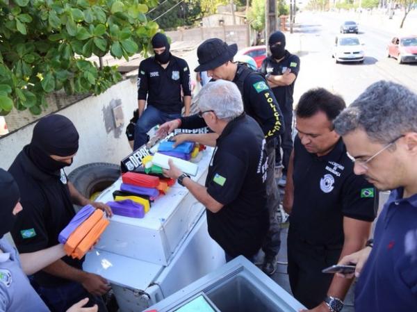 Polícia apreende 53 tabletes de droga dentro de caminhão de mudança