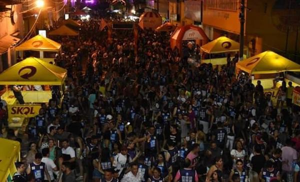 Tradicional Zé Pereira reúne multidão em Floriano