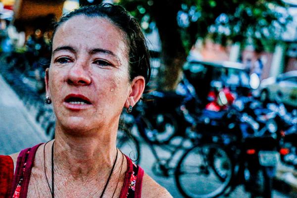  Dona Elis&acirc;ngela chora ao falar da situa&ccedil;&atilde;o da filha. Ela parou de trabalhar e praticamente mora no HGV.(Imagem:Roberta Aline/Cidade Verde)