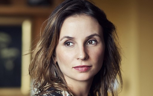 Quem é Petra Costa, cineasta brasileira indicada ao Oscar