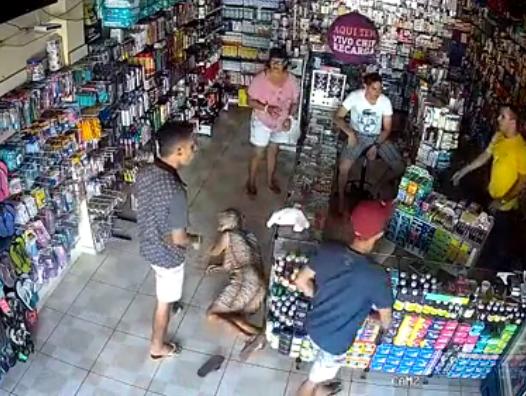 Câmera flagra idosa sendo agredida durante assalto em Luzilândia