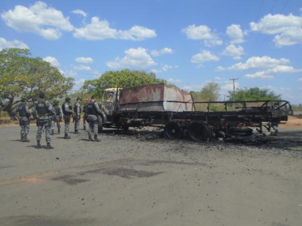 Criminosos incendiaram veículo para dificultar perseguição em assalto a carro forte