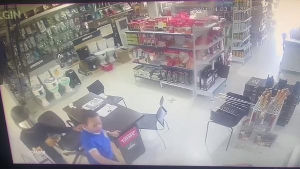 Indiv&iacute;duos armados rendem propriet&aacute;rio e funcion&aacute;ria de loja de material de constru&ccedil;&atilde;o em Floriano.(Imagem:Reprodu&ccedil;&atilde;o)