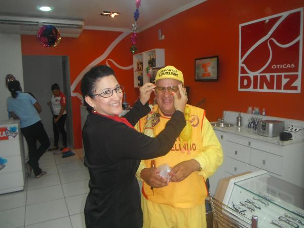 &Oacute;ticas Diniz presenteia Rep&oacute;rter Amarelinho.(Imagem:FlorianoNews)