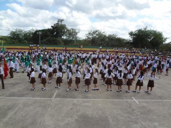 Col&eacute;gio Industrial comemora o 43&deg; anivers&aacute;rio com desfile c&iacute;vico.(Imagem:FlorianoNews)
