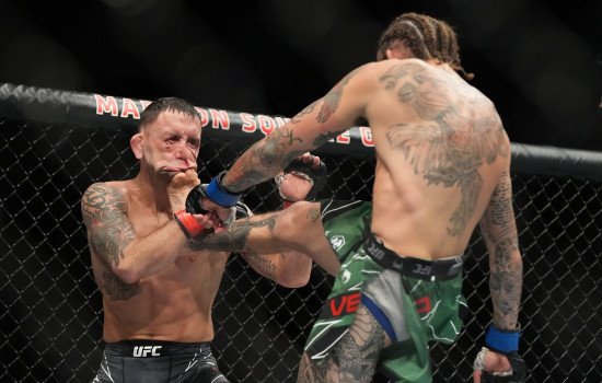 Ex-campeão do UFC tem rosto esmagado por golpe e fica irreconhecível