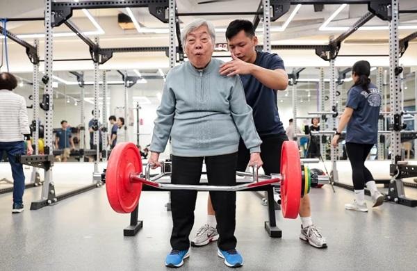Cheng Chen Chin-Mei participou de uma competi&ccedil;&atilde;o de levantamento de peso em Taip&eacute;, em Taiwan (Imagem:Ann Wang/Reuters)