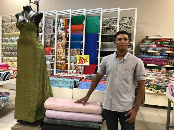 Douglas, colaborador do setor de tecidos do Armaz&eacute;m Para&iacute;ba(Imagem:FlorianoNews)