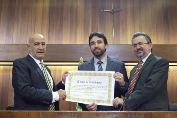 Empresário presta homenagem ao pai ao receber título na Alepi