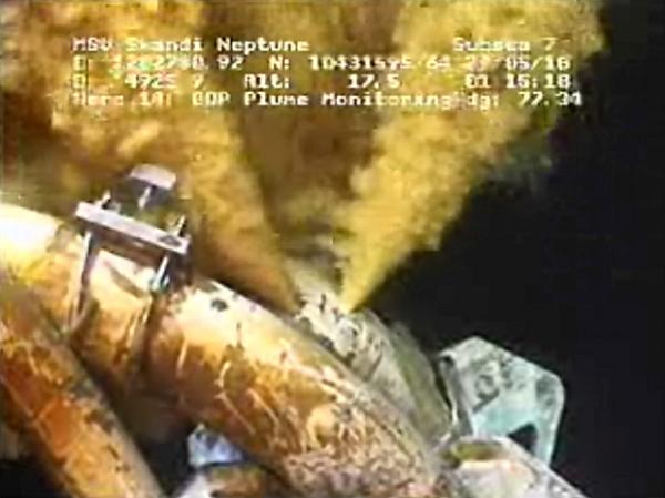 V&iacute;deo divulgado pela BP neste s&aacute;bado (29) mostra lama escapando da tubula&ccedil;&atilde;o rompida no fundo do Golfo do M&eacute;xico. Tentativa de entupir os dutos com fluidos pesados n&atilde;o funcionou. (Imagem:BP via AP)