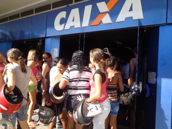  Falso boato sobre Bolsa Fam&iacute;lia causou tumulto em Floriano.(Imagem:FlorianoNews)