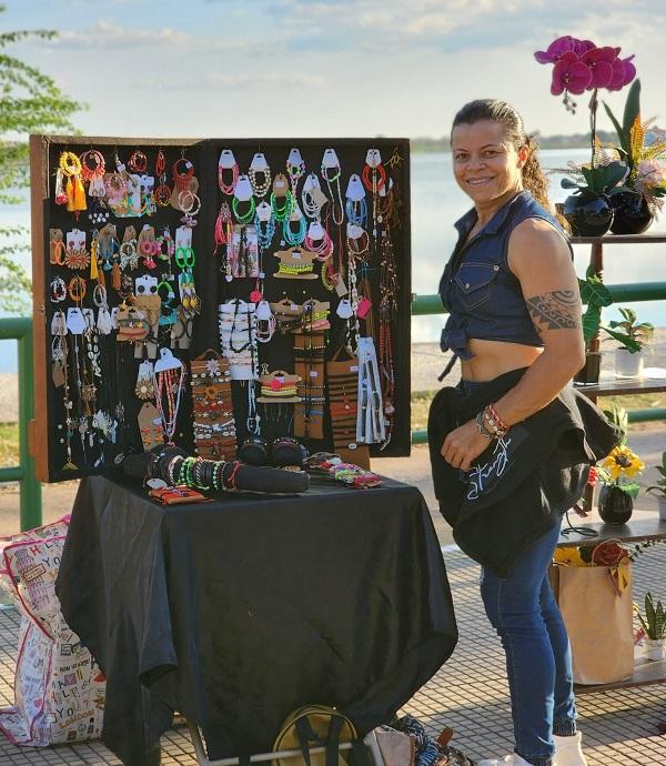 Artesanato hippie: empreendedora investe na produção de acessórios no Piauí