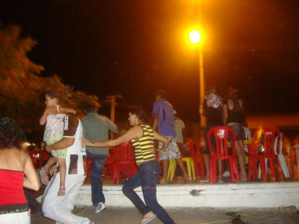 Povo correndo com crian&ccedil;as no colo com medo da confusao(Imagem:reda&ccedil;&atilde;o)