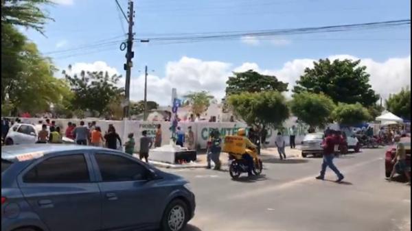 Policiais trocam tiros e ficam feridos ap&oacute;s discuss&atilde;o em cemit&eacute;rio no Piau&iacute;.(Imagem: Tiago Mendes/TV Clube)