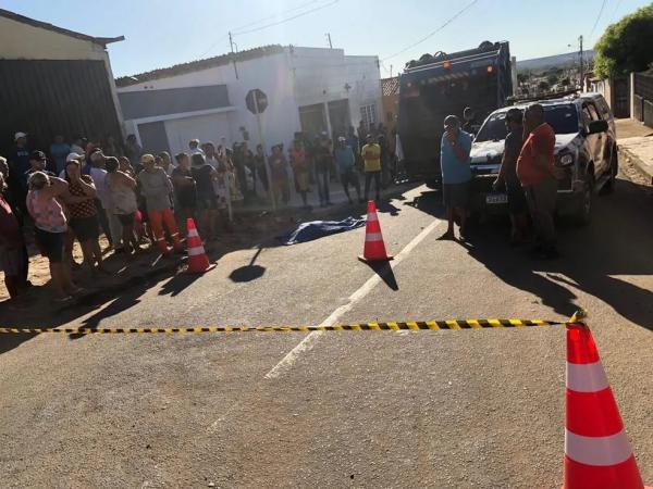 Mulher morre após ser atropelada por caminhão de lixo na cidade de Canto do Buriti, no Piauí