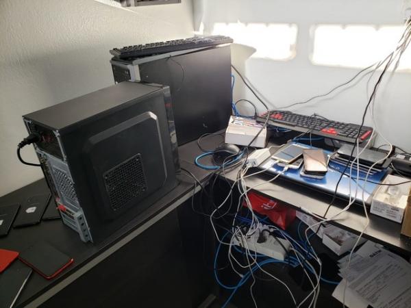 Foram apreendidos v&aacute;rios documentos, celulares e HDs externos e pendrives.(Imagem:Divulga&ccedil;&atilde;o/PF)