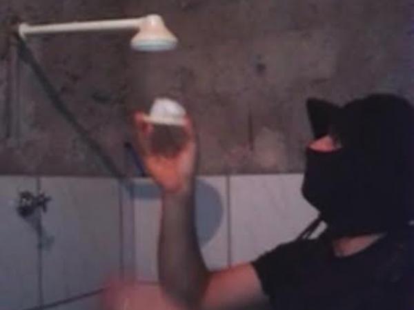 Policiais encontraram a droga escondida no chuveiro.(Imagem:Pol&iacute;cia Civil)
