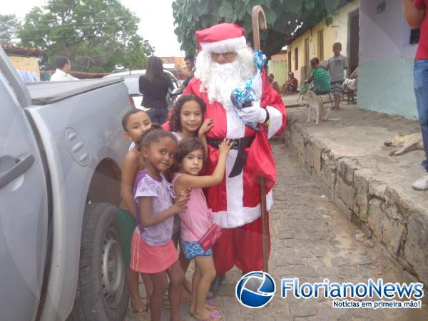 Crian&ccedil;as recebem primeiros presentes do Papai Noel dos Correios em Floriano.(Imagem:FlorianoNews)