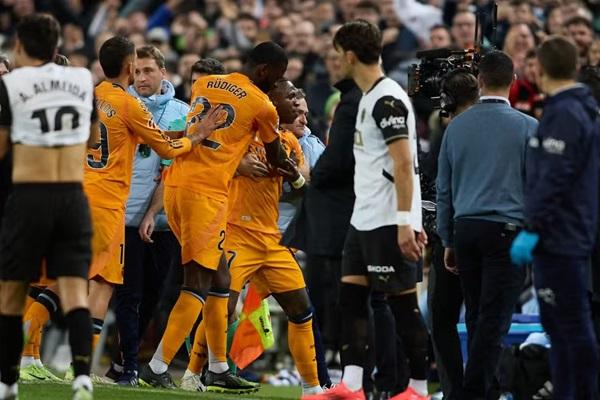 Vinicius Junior precisou ser conduzido para fora do gramado do est&aacute;dio Mestalla (Imagem:Getty Images)