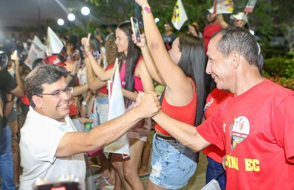 Rafael Fonteles e Wellington Dias realizam caminhada em Miguel Alves