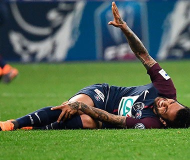 Daniel Alves sofre lesão em final e pode ficar fora da Copa