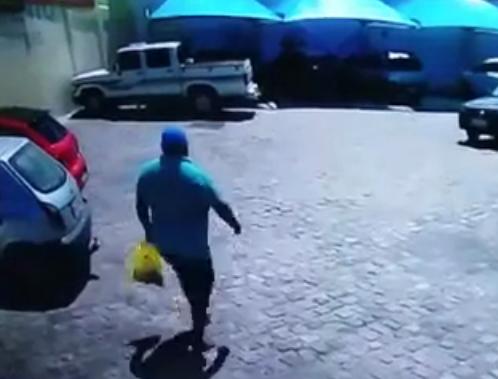 Veículo é furtado de estacionamento de supermercado