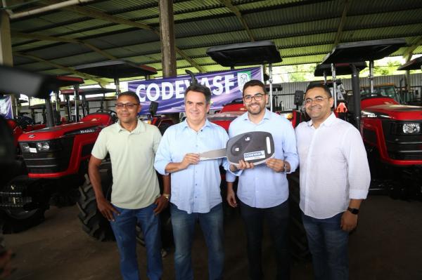  Ciro Nogueira entrega tratores e equipamentos agr&iacute;colas a prefeitos(Imagem:Divulga&ccedil;&atilde;o)