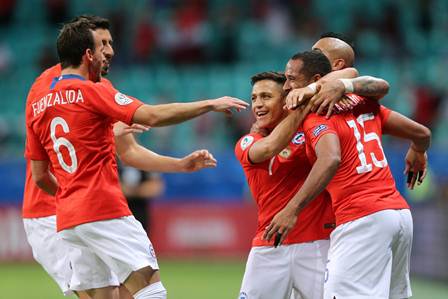 Com baixo público, Chile bate Equador e garante classificação em Salvador