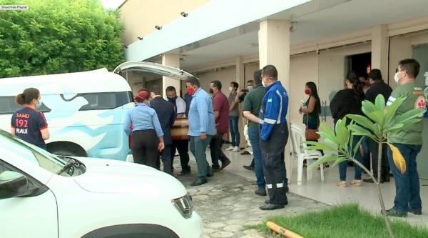 Vel&oacute;rio da enfermeira Samara F&eacute;lix reuniu poucos amigos e familiares, devido &agrave; pandemia do novo coronav&iacute;rus. (Imagem:Edivaldo Cardoso/TV Clube)