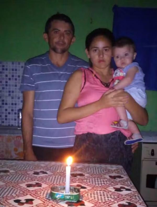 Vitoria e Iranilson vivem sem energia com seu filho Jos&eacute; de apenas seis meses. Eles vivem a luz de velas para combater a escurid&atilde;o.(Imagem:Pedro Lima - G1 Piau&iacute;)