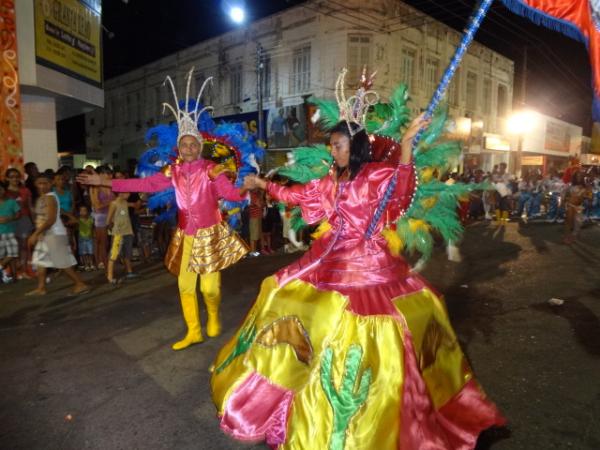 Desfiles de escolas de samba alegram a Av. Get&uacute;lio Vargas. (Imagem:FlorianoNews)