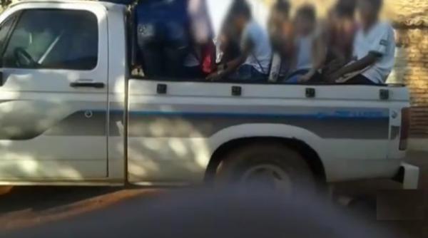 Alunos são levados para escola em carrocerias e pais denunciam